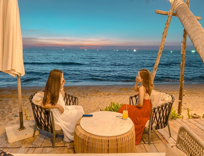 Du khách thư giãn tại Bãi Bà Kèo. 