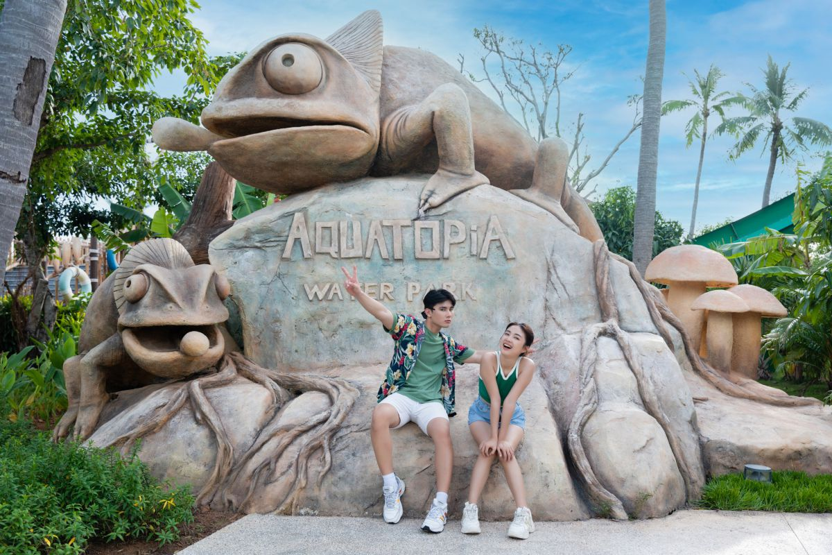 Du khách check-in taị công viên nước Aquatopia. 