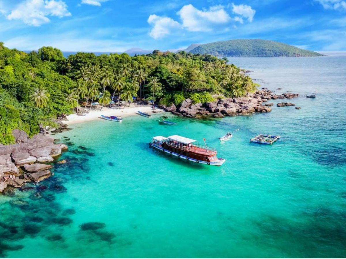 Cửa Dương thu hút du khách nhờ mật độ cây xanh dày và cảnh quan mộc mạc.