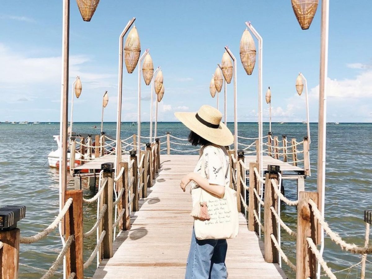 Làng chài Hàm Ninh giữ nguyên vẻ mộc mạc của đời sống ngư dân xưa.