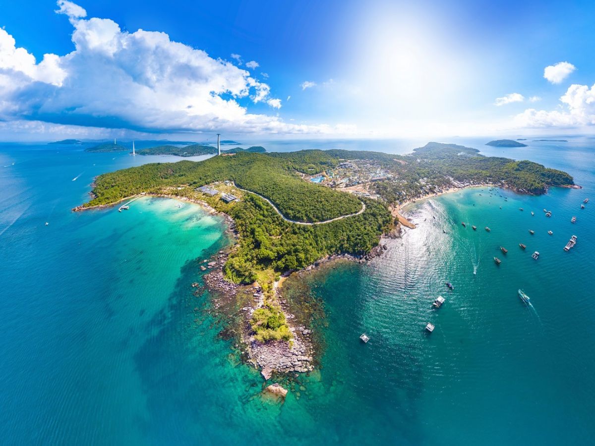 Hòn Dừa Phú Quốc mang đến không gian hài hòa giữa trải nghiệm biển đảo và sự yên bình thư giãn.