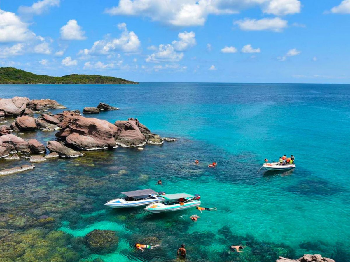 Biển xanh trong vắt ôm trọn Hòn Kim Quy, tạo nên khung cảnh đặc trưng của Nam đảo. 