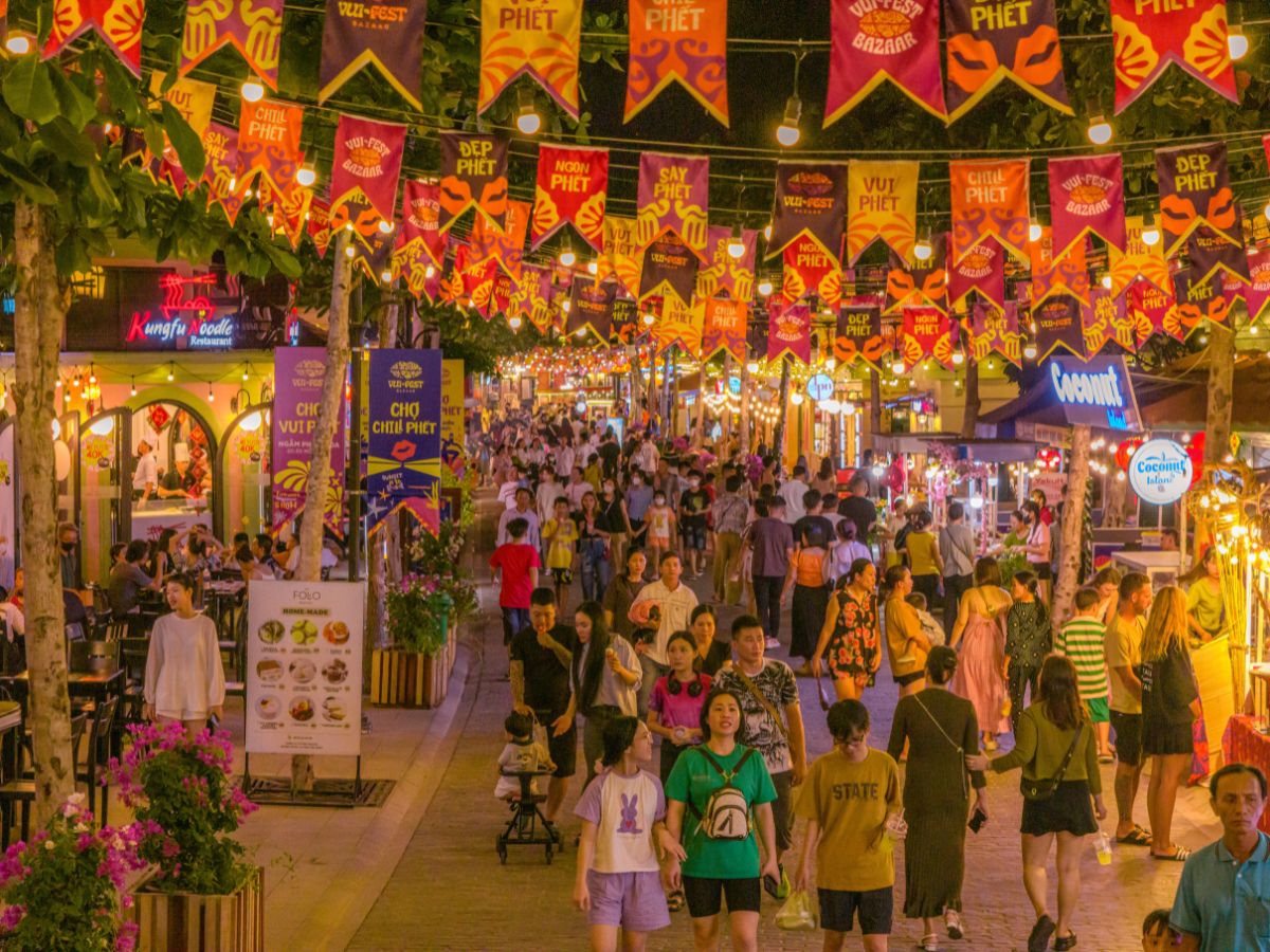 Hòa mình vào không khí sôi động tại chợ đêm VUI-Fest Bazaar. 