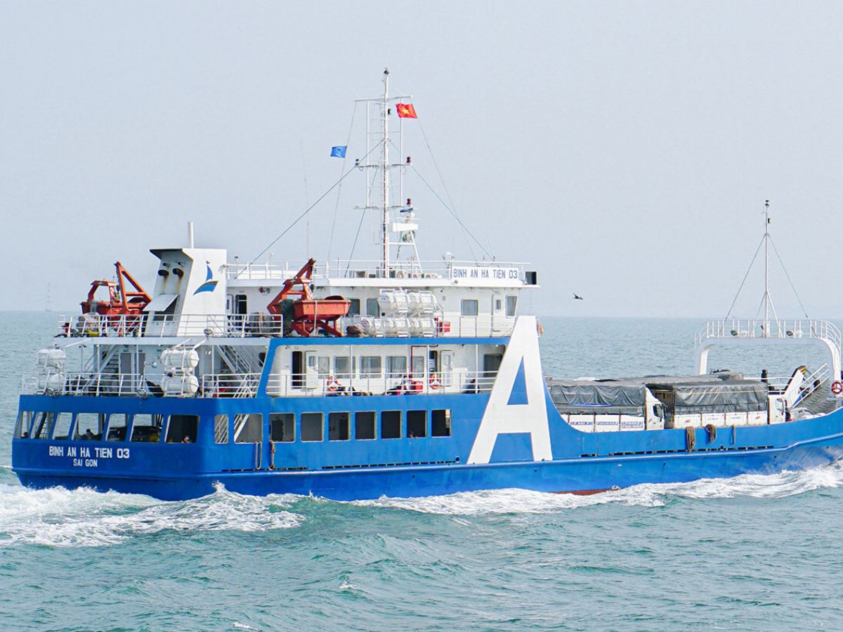 Du khách có thể tận hưởng gió biển mát lành suốt chuyến đi từ Hà Tiên đến Phú Quốc. 