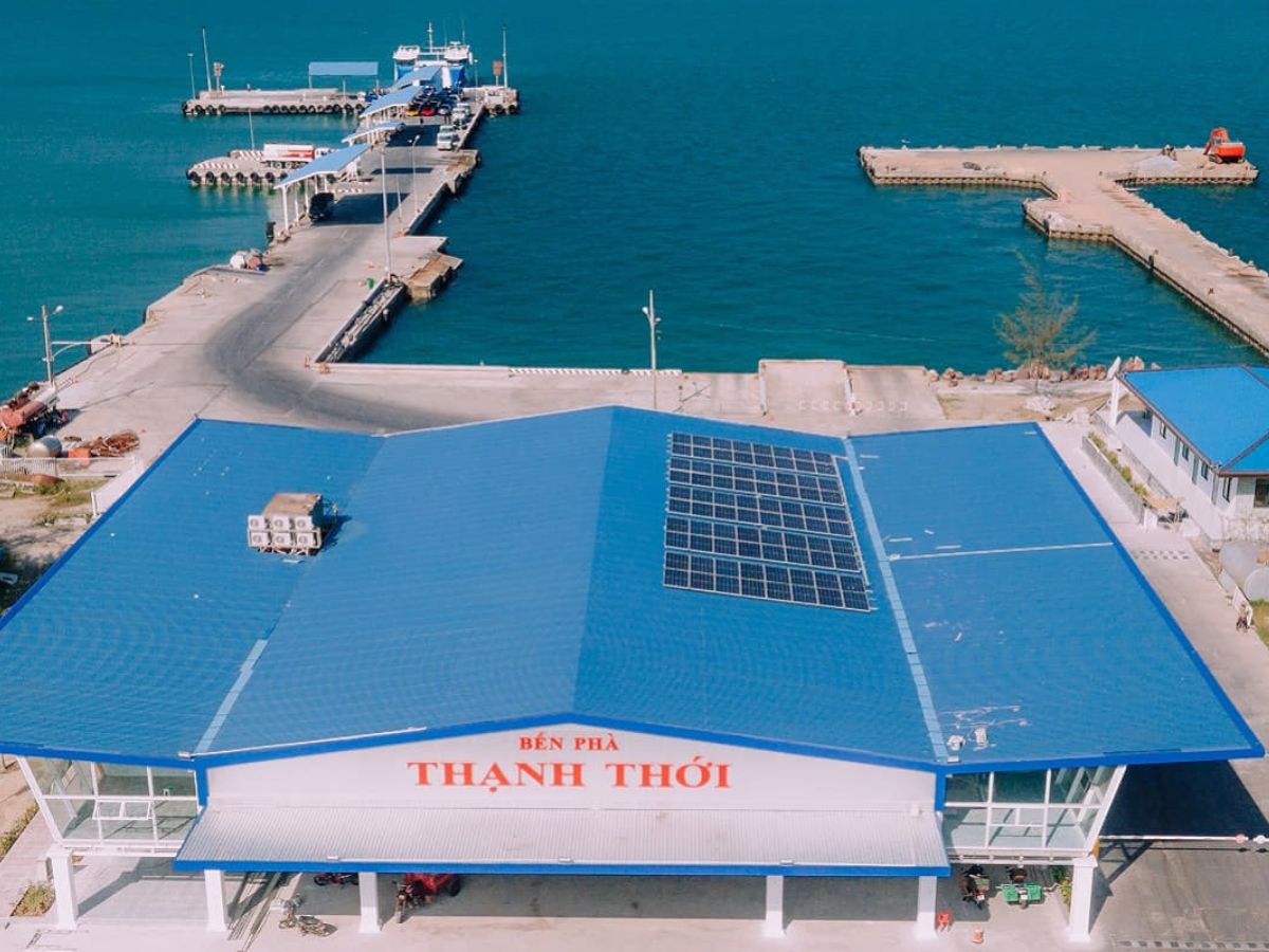 Tuyến phà Hà Tiên đi Phú Quốc mang đến hành trình êm ái với khung cảnh biển xanh trải dài. 