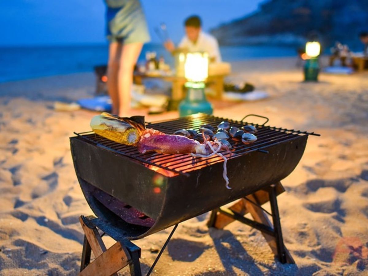 Nướng hải sản ngay trên bãi cát giúp chuyến đi Bãi Trào thêm phần trọn vẹn. 