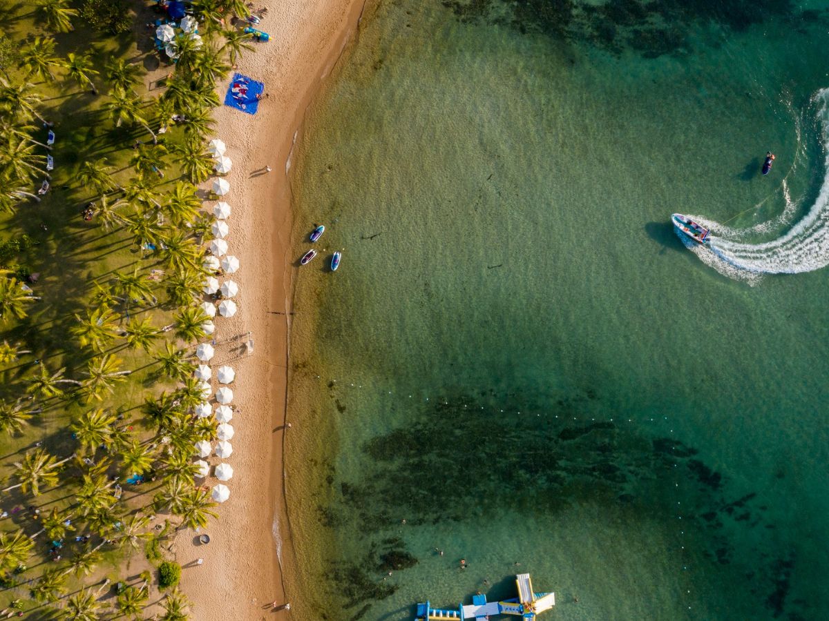 Bãi biển này phù hợp cho những ai muốn tránh xa sự đông đúc và ồn ào.