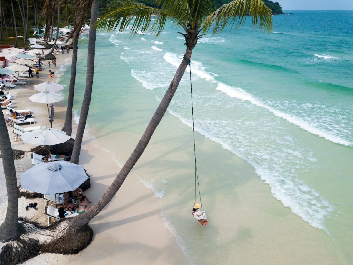 Không gian biển xanh và cát trắng tại Bãi Trào tạo cảm giác thư thái hiếm có. 