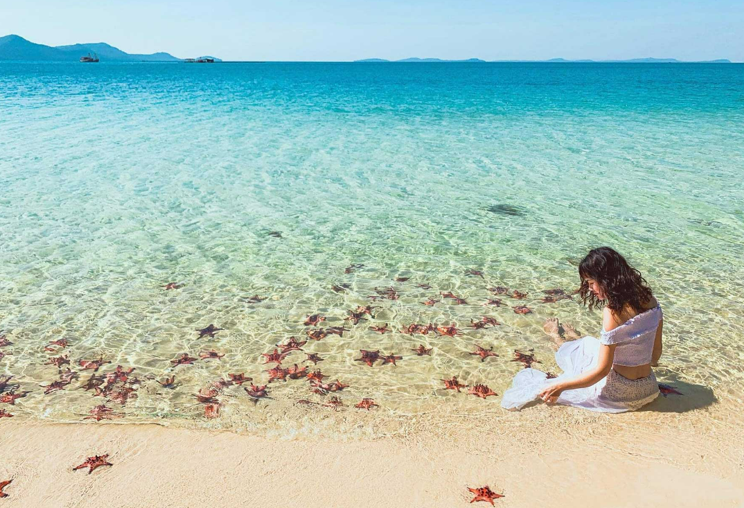 Du khách check-in cùng sao biển Phú Quốc.