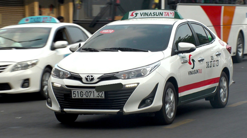 Taxi Vinasun được du khách yêu thích nhờ dịch vụ di chuyển tiện nghi, chu đáo.
