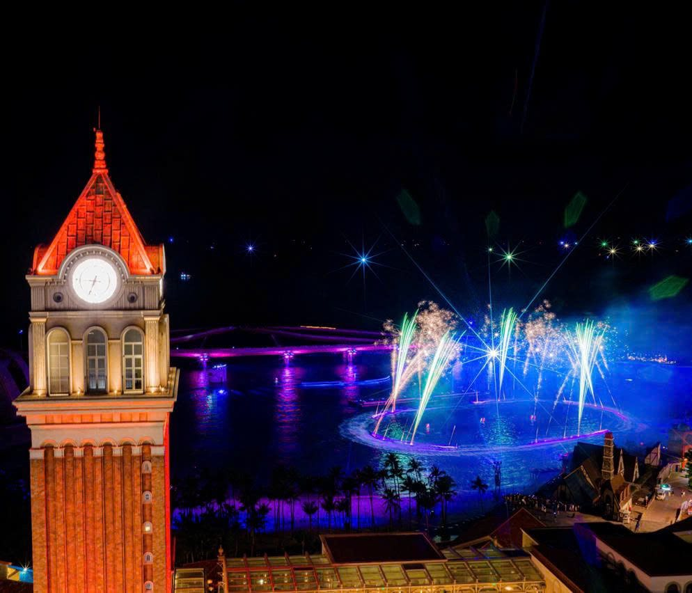 Pháo hoa lung linh của show Bản giao hưởng đại dương.