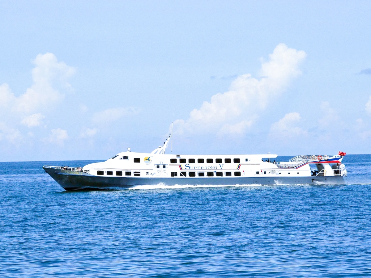 Hàng tàu cao tốc Superdong mang đến hành trình di chuyển nhanh chóng, thoải mái. 
