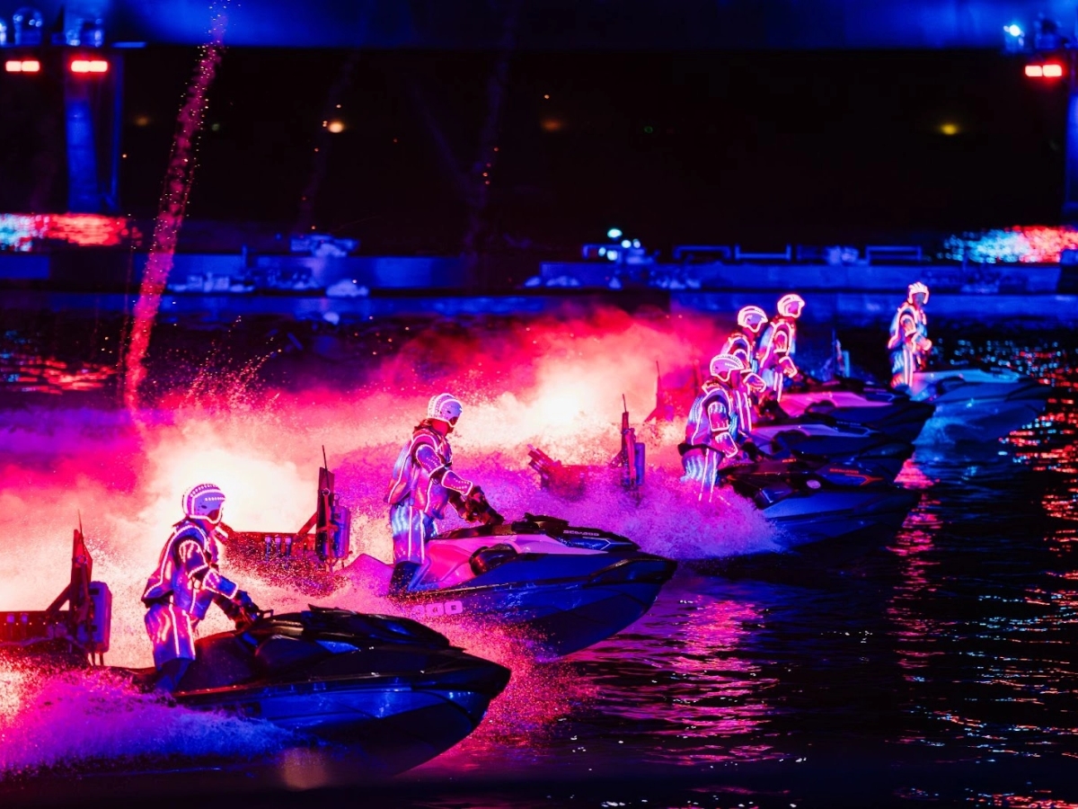 Mãn nhãn với màn trình diễn nghệ thuật trong show Bản giao hưởng đại dương. 