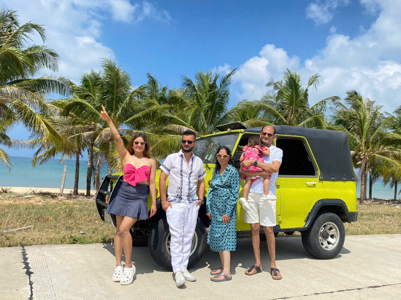 Du khách di chuyển bằng xe jeep đến bãi Gành Dầu ngắm cảnh.