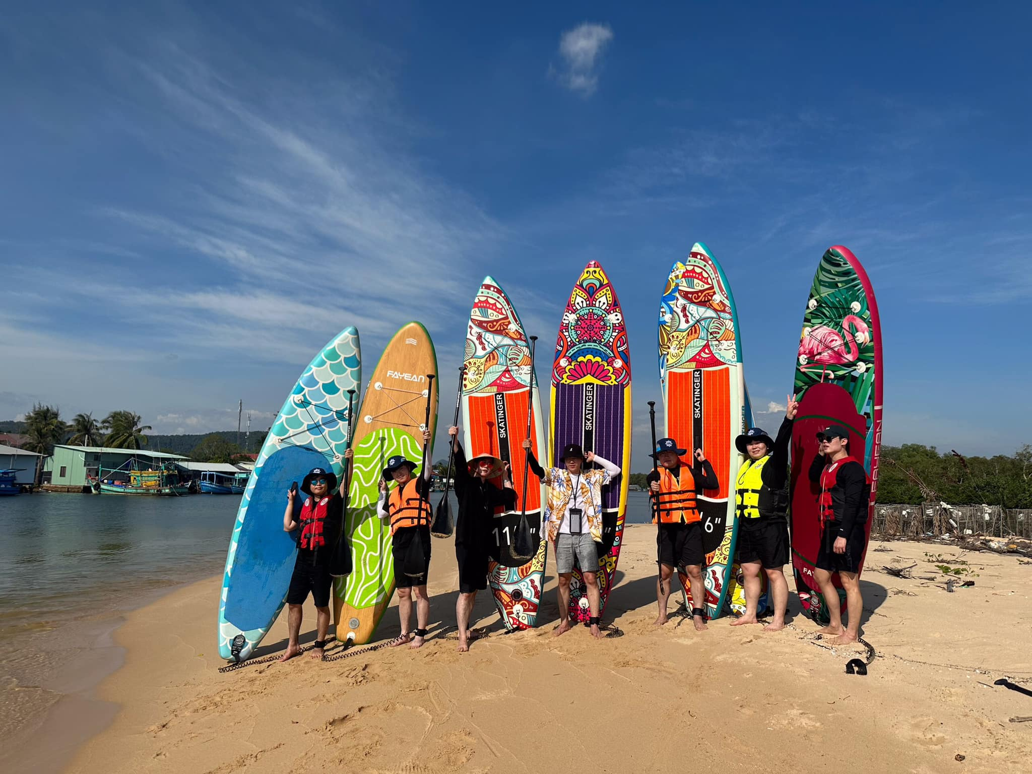 Du khách tham gia chèo sup tại Bãi Sao.