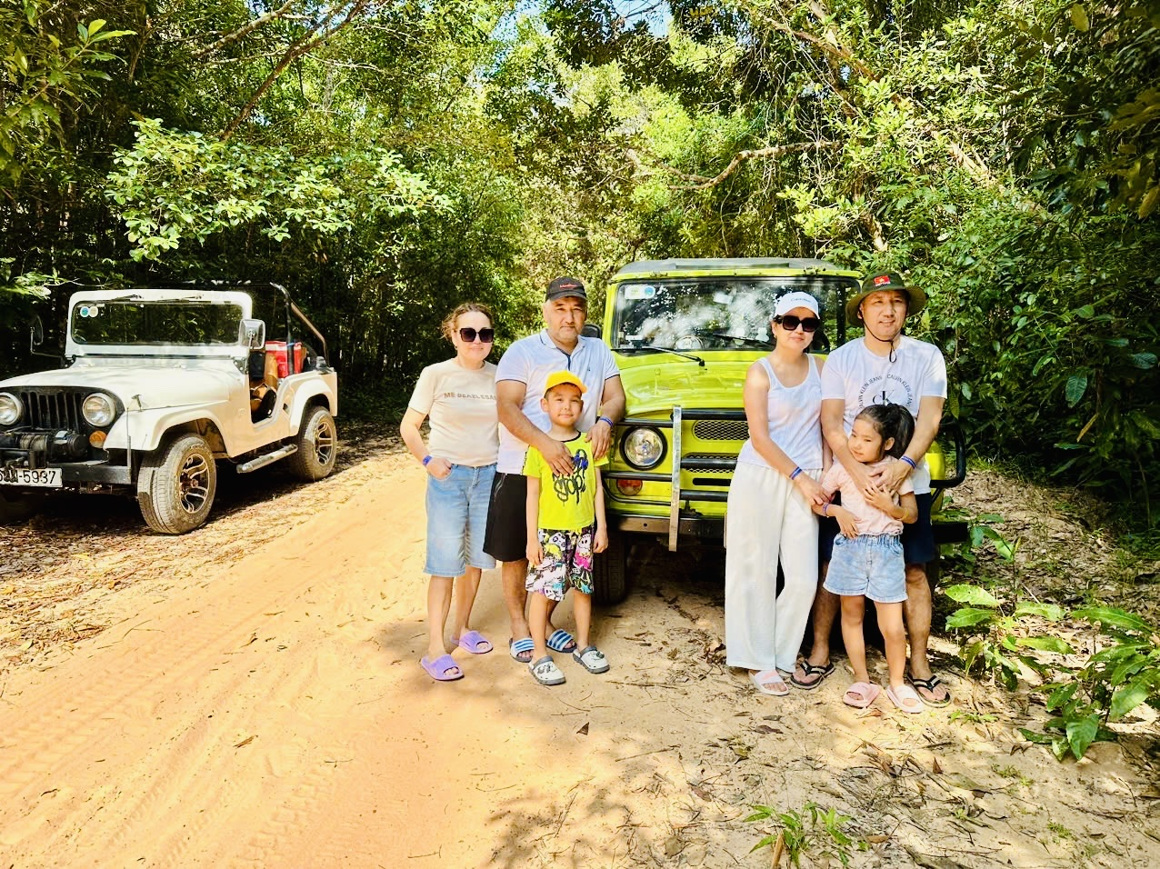 Du khách trải nghiệm đi jeep xuyên Vườn quốc gia Phú Quốc.