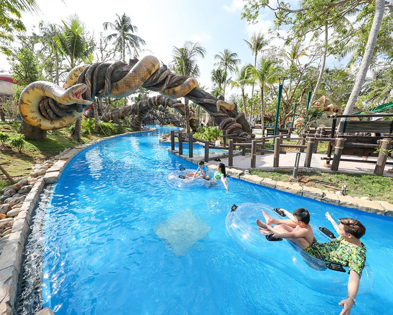 Du khách thư giãn với trò chơi Dòng sông lơ đãng tại công viên nước Aquatopia.