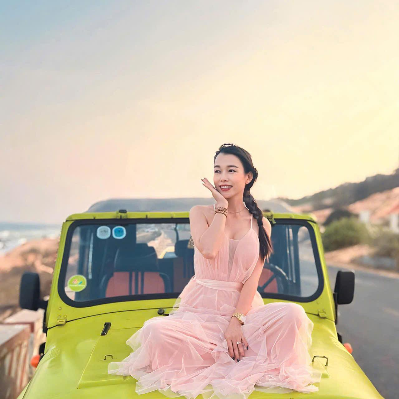 Du khách check-in với xe của hãng JeepPhuQuoc.