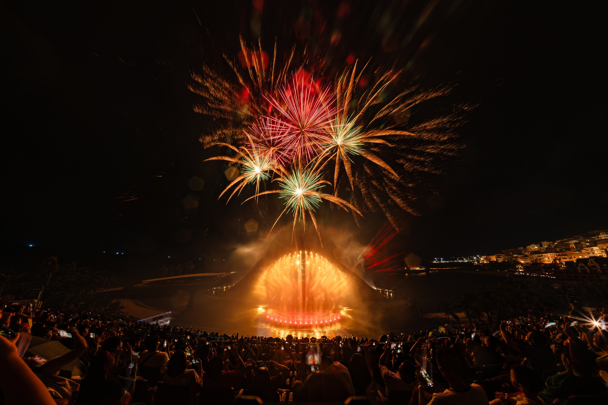 Pháo hoa rực rỡ của show Kiss of the Sea. 