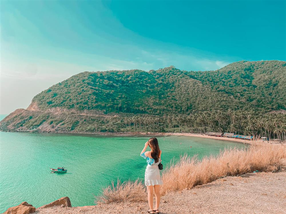 Du khách check-in với khung cảnh biển khoáng đạt tại bãi Cây Mến. 