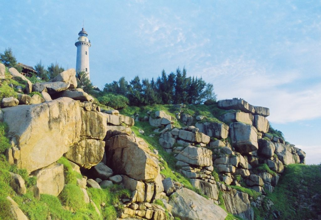 Du khách có thể kết hợp tham quan ngọn hải đăng Nam Du. 