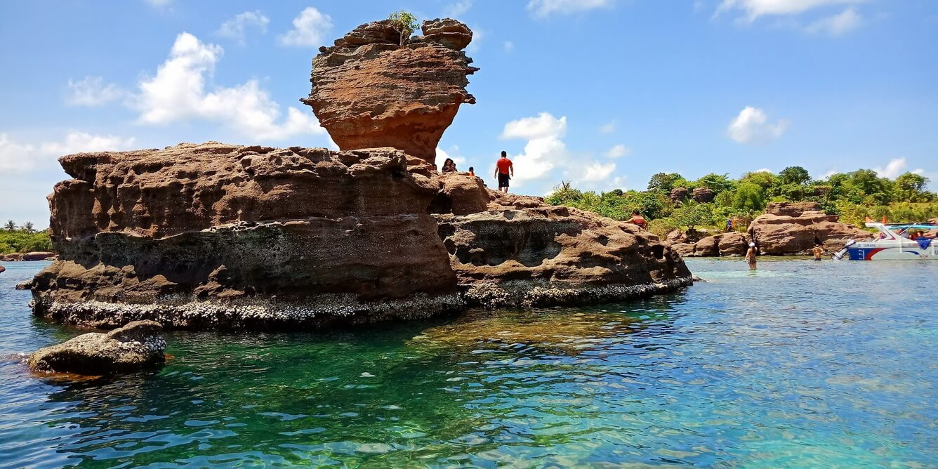 Mùa khô là thời điểm đẹp nhất để du khách ghé thăm Hòn Gầm Ghì. 