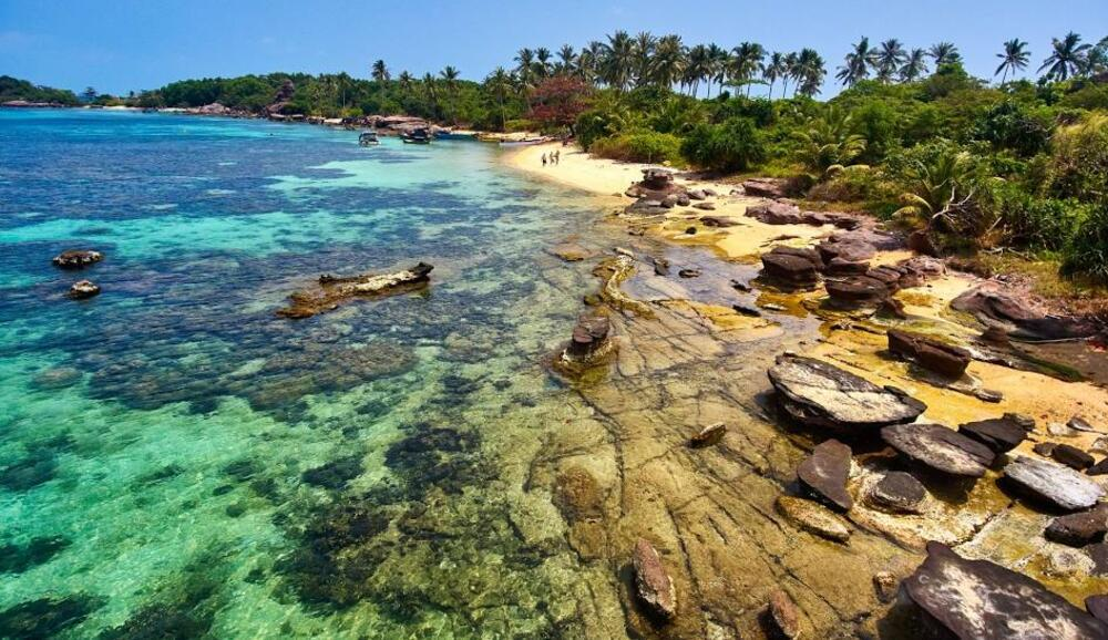 Khung cảnh hoang sơ và yên bình của hòn Gầm Ghì. 