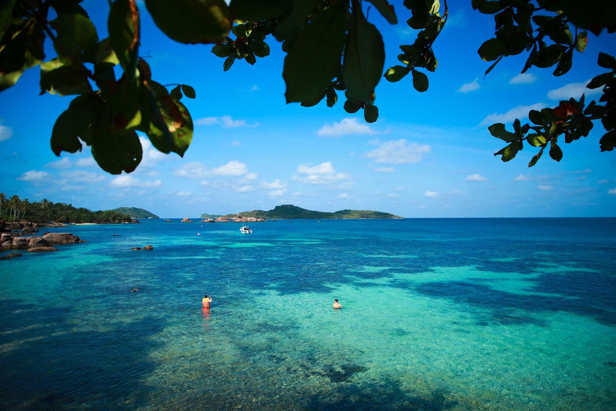 Nước biển trong và sóng êm tại hòn Gầm Ghì thích hợp cho hoạt động tắm biển. 