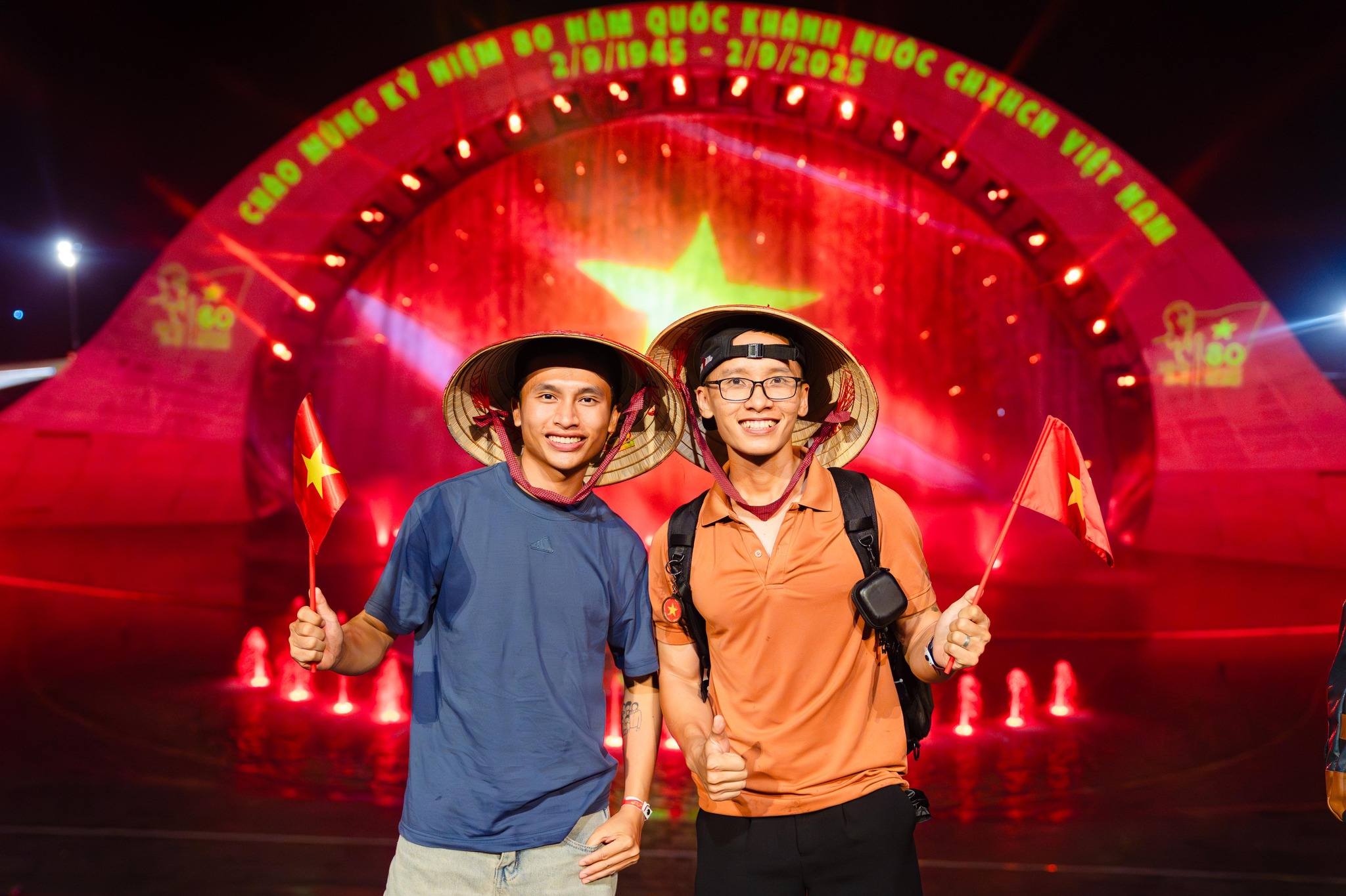 Du khách check-in tại sân khấu show Kiss of the Sea. 