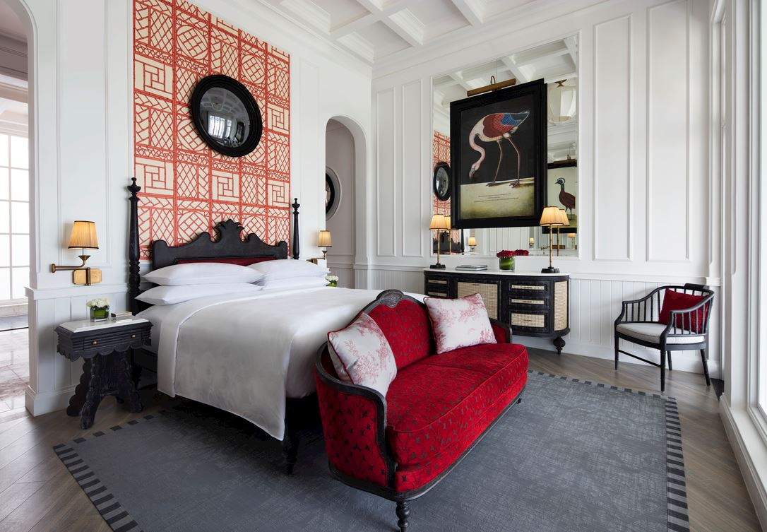 Phòng ngủ sang trọng tại JW Marriott Phu Quoc Emerald Bay. 