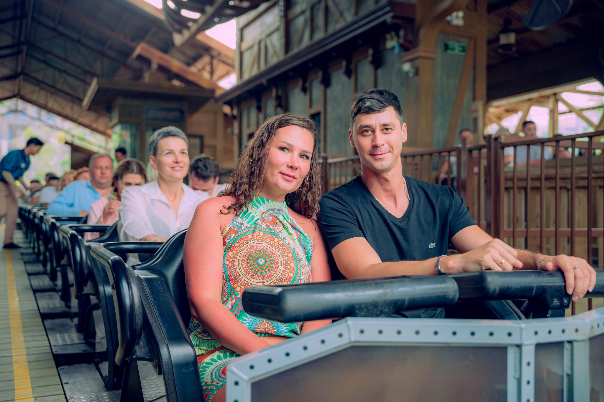 Du khách trải nghiệm trò chơi tàu lượn siêu tốc tại công viên chủ đề Làng Exotica.