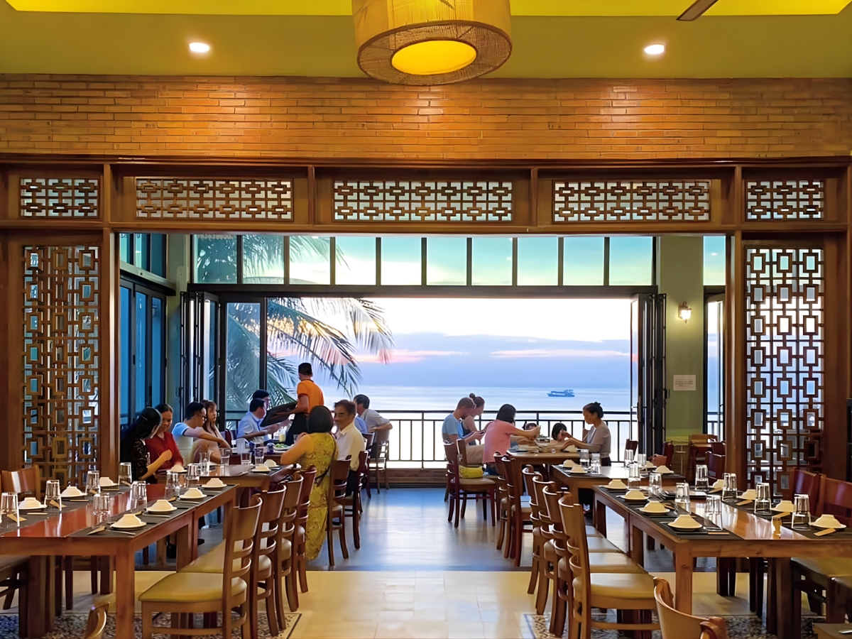 Nhà hàng Xin Chào sở hữu không gian rộng rãi, sang trọng và view biển đẹp. 