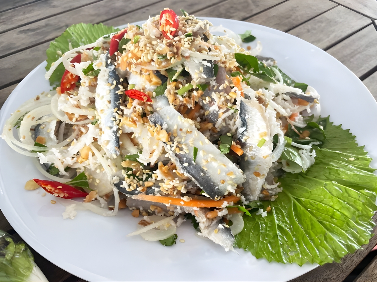 Thành phẩm gỏi cá trích thơm ngon, hấp dẫn. 