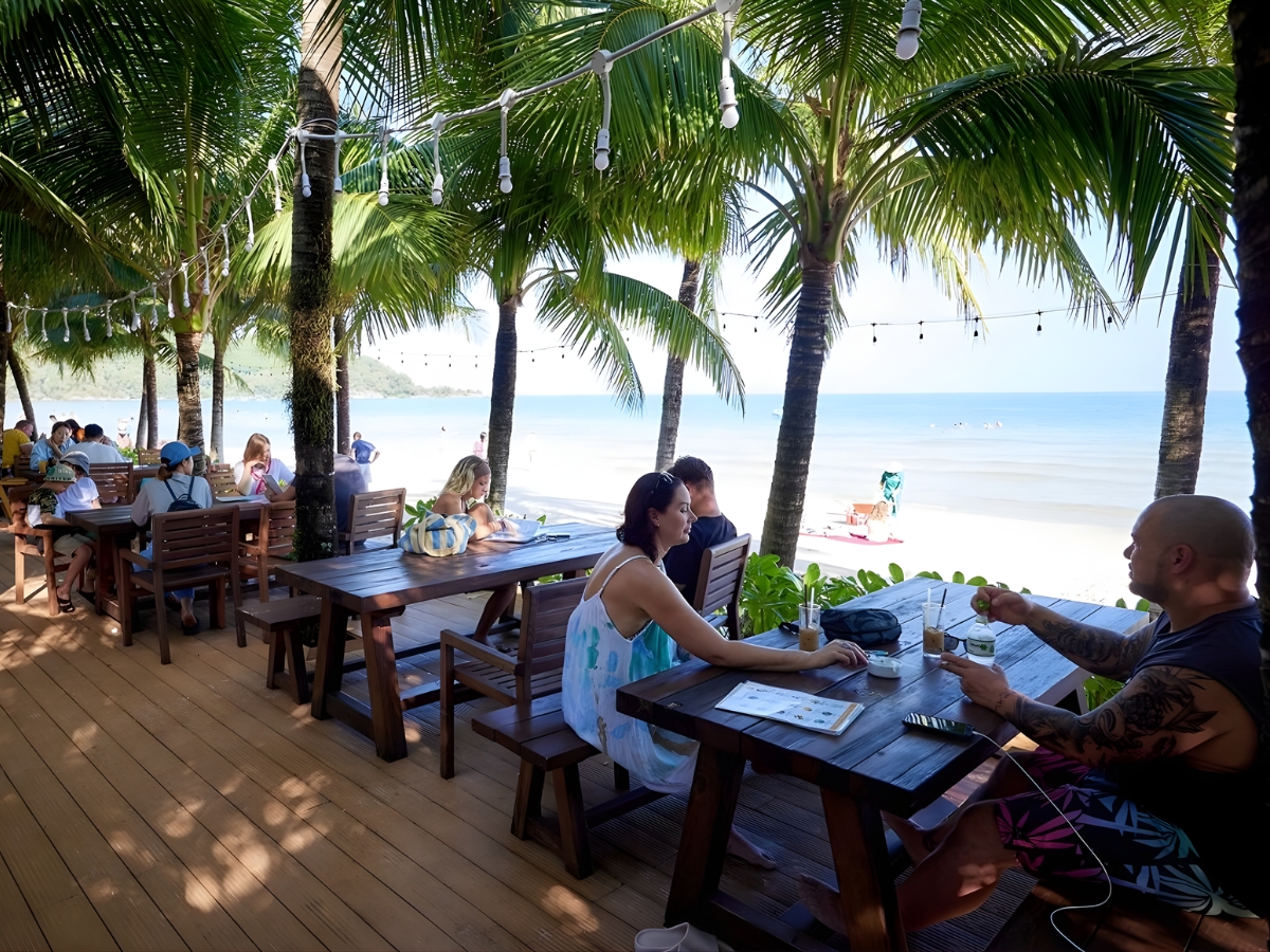  Không gian dùng bữa view biển tại nhà hàng Draft Beer Kem Beach. 