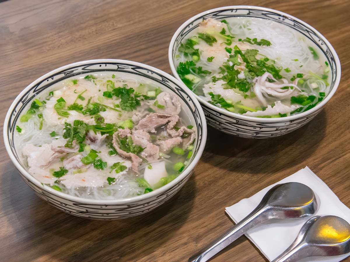 Tô bún quậy thơm ngon với topping đầy đặn, hấp dẫn. 