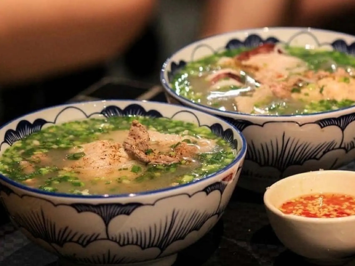 Bún quậy gây ấn tượng với vị ngọt thanh của nước lèo kết hợp với độ tươi ngon của hải sản. 