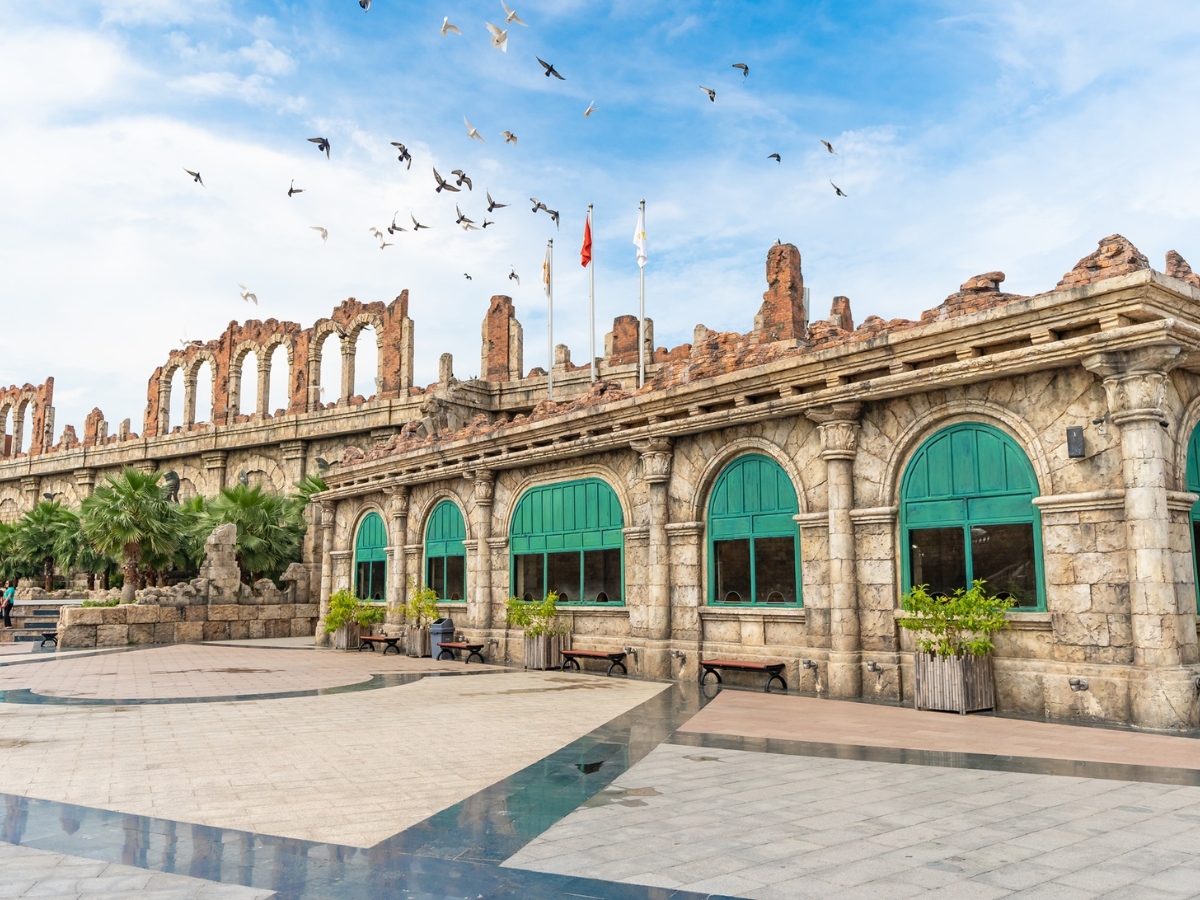 Tham quan và check-in tại quảng trường La Mã biểu tượng. 