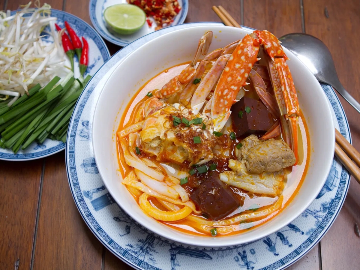 Tô bánh canh ghẹ thơm ngon với đầy ắp topping. 
