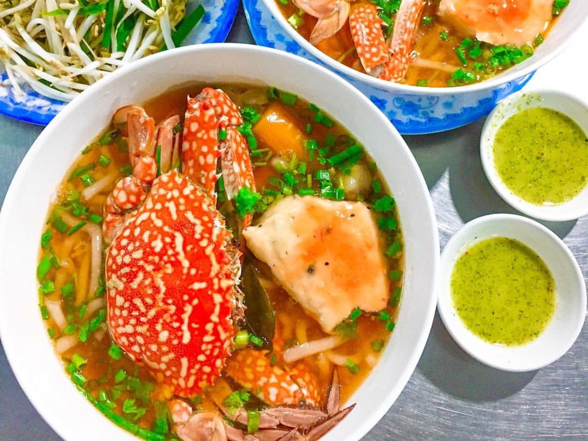 Thưởng thức bánh canh ghẹ ngay khi còn nóng để cảm nhận trọn vẹn hương vị của món ăn. 
