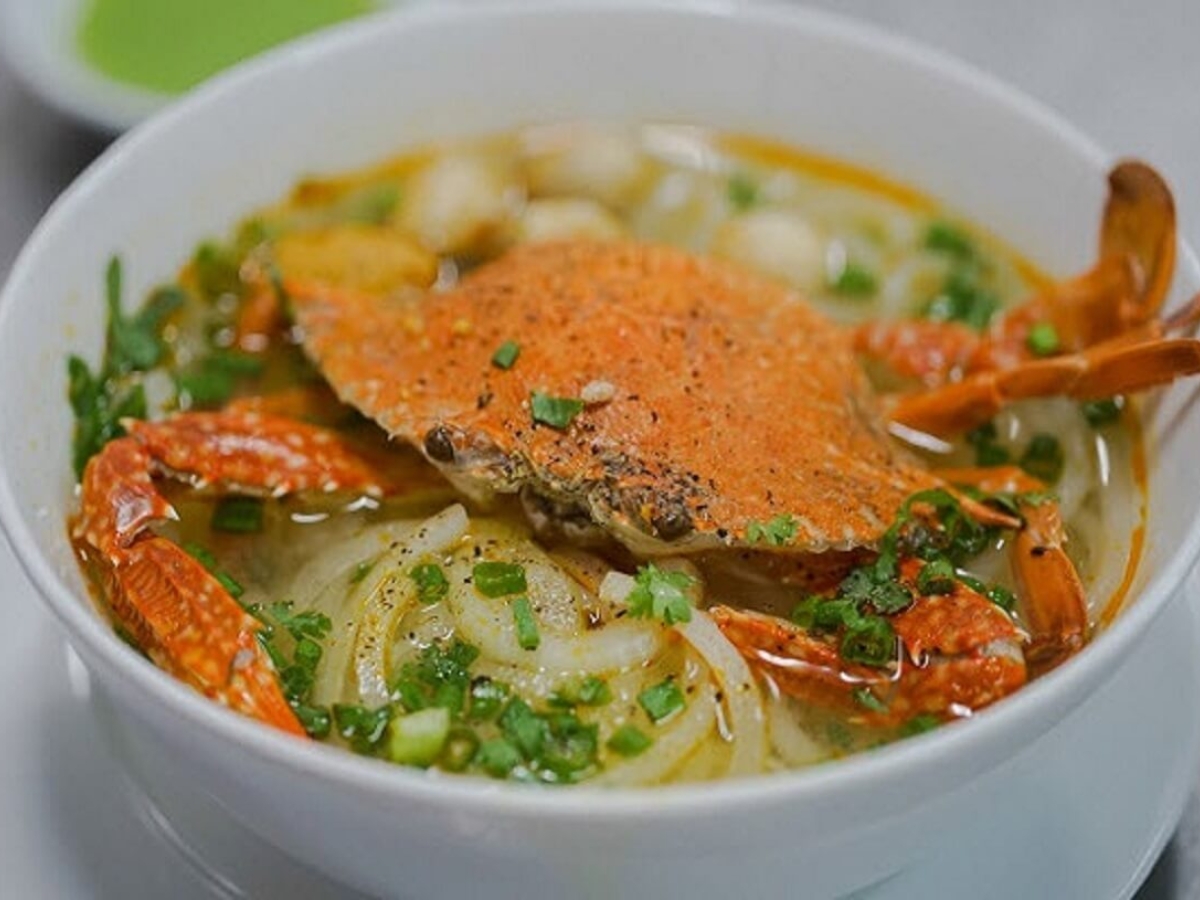 Tô bánh canh ghẹ thơm ngọt vị hải sản, khiến du khách ăn một lần là nhớ mãi. 