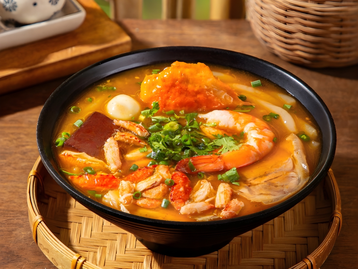 Bánh canh ghẹ Phú Quốc nổi tiếng với hương vị ngọt thanh, hấp dẫn thực khách. 