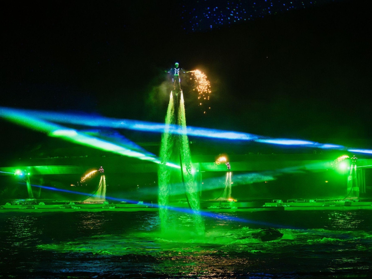 Mãn nhãn với màn trình diễn trong show Bản giao hưởng đại dương. 