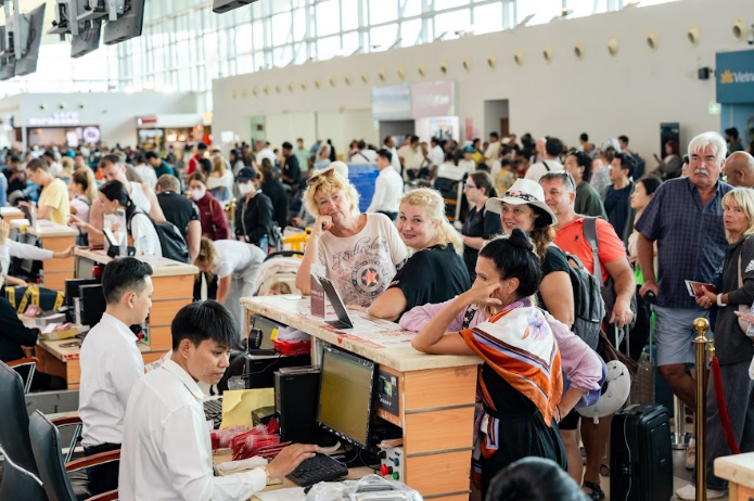 Hành khách làm thủ tục tại Cảng HKQT Phú Quốc