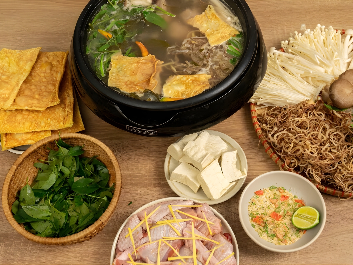 Lẩu gà rẫy lá giang với vị chua chua, cay cay cực kỳ hấp dẫn.