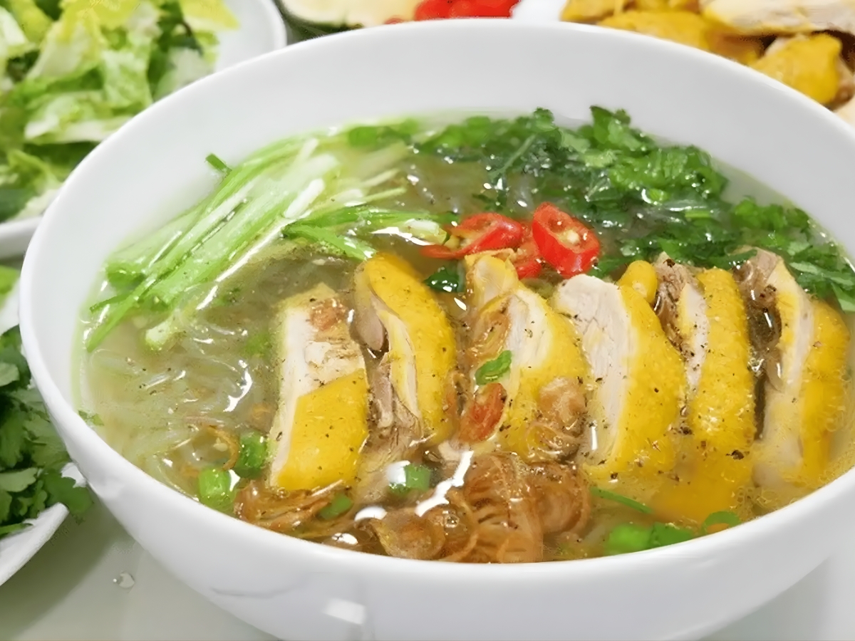 Tô miến nóng hổi với thịt gà rẫy dai ngon, ngọt thịt. 