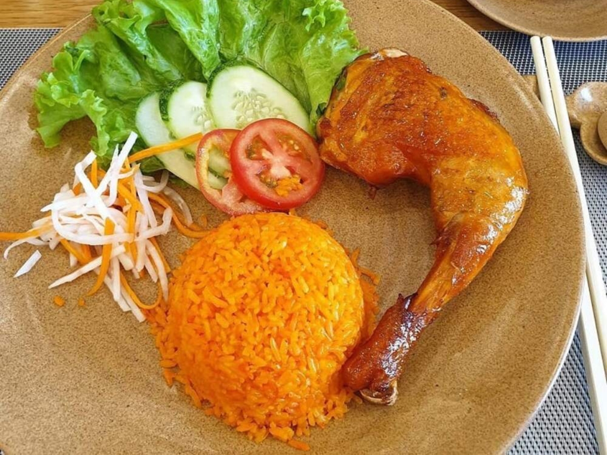 Thưởng thức món cơm gà đậm đà, nóng hổi cực kỳ hấp dẫn.