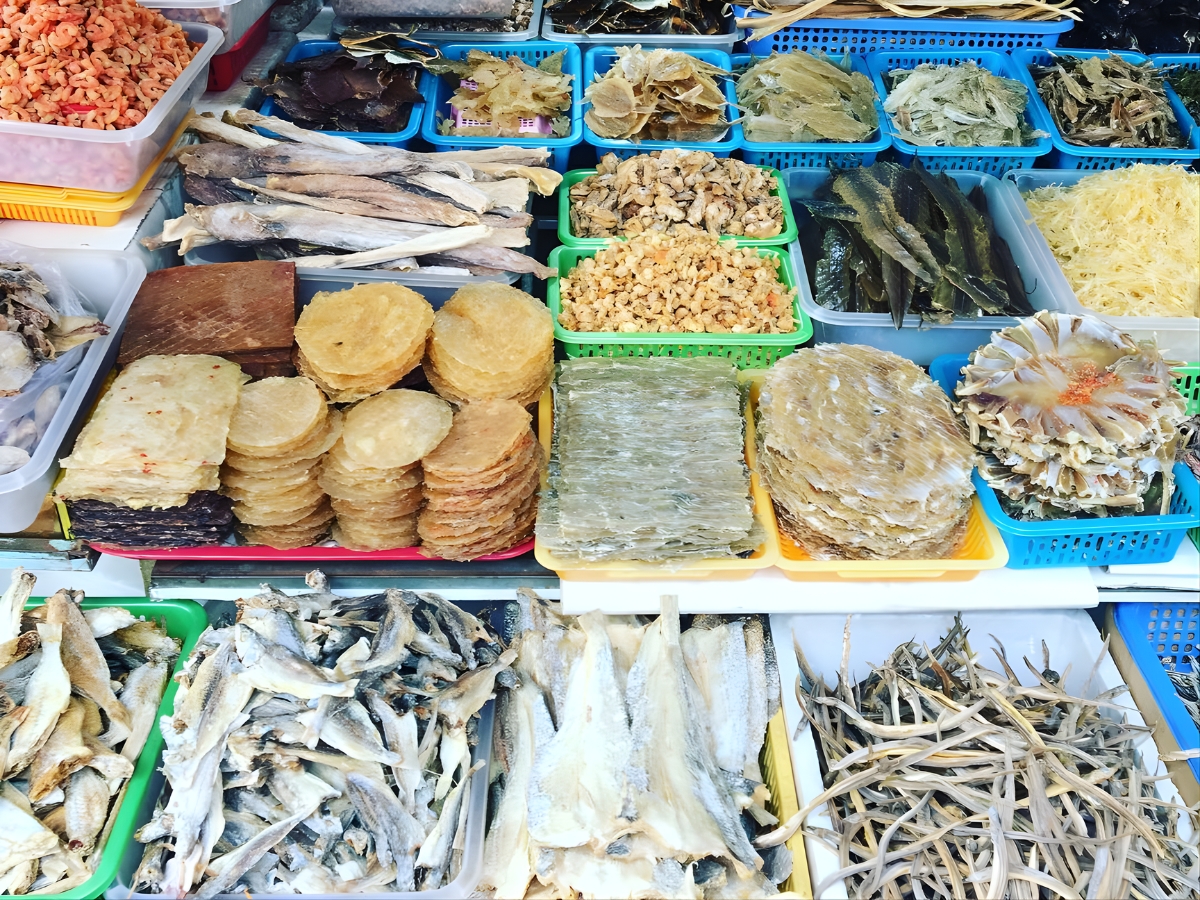 Du khách có thể chọn mua đủ loại hải sản tại chợ Dương Đông.