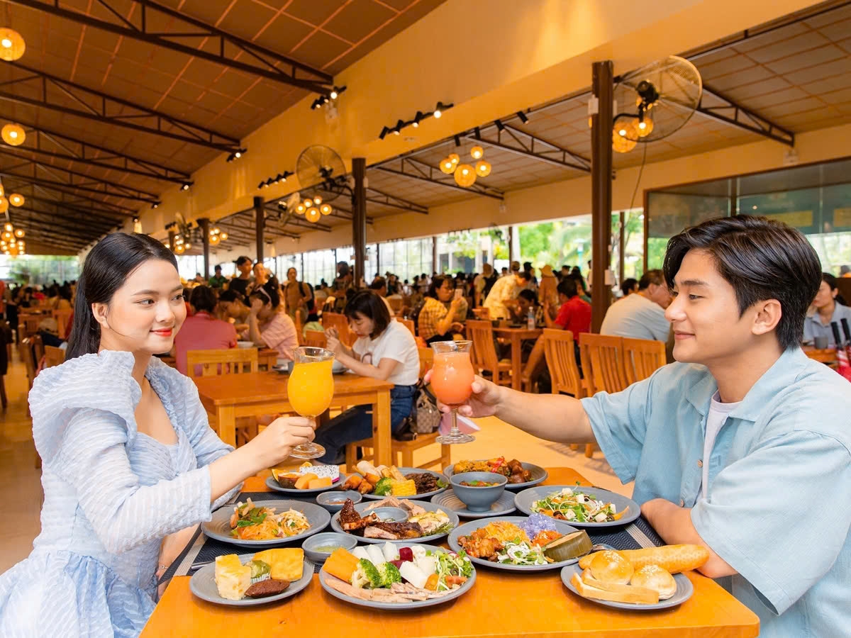 Thưởng thức thực đơn buffet đa dạng từ hải sản đến các món Á - Âu tại nhà hàng Mango. 