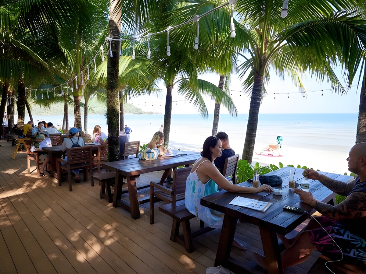 Thưởng thức hải sản trong không gian cực chill bên bờ biển. 