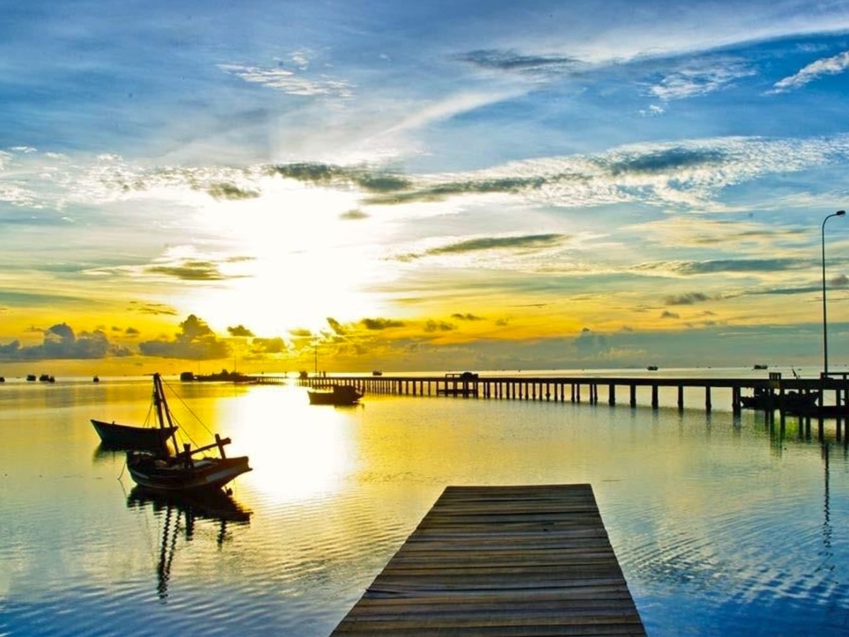 Chiêm ngưỡng khung cảnh bình minh tuyệt đẹp tại làng chài Hàm Ninh. 